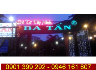Bảng hiệu quảng cáo của nhà hàng Ba Tấn