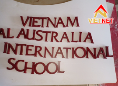 Mẫu gia công chữ inox và logo sơn đỏ trường Việt Úc