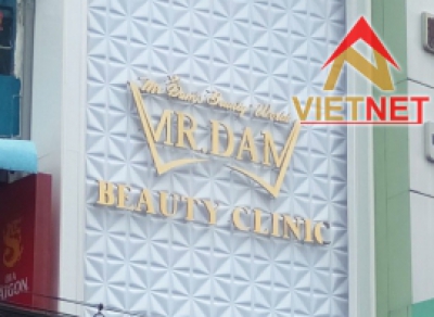 Bảng hiệu chữ nổi inox vàng sáng chân Mr. Dams Beauty Clinic