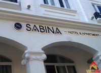Thi công bảng hiệu chữ nổi inox khách sạn Sabina