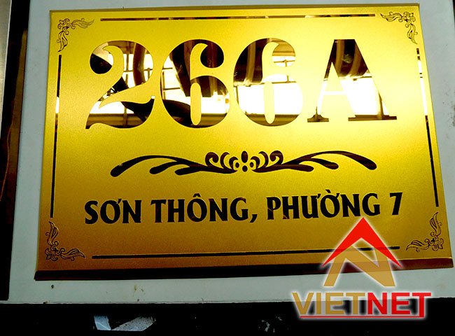 Bảng số nhà inox vàng sơn phủ bì tại đường Sơn Thông