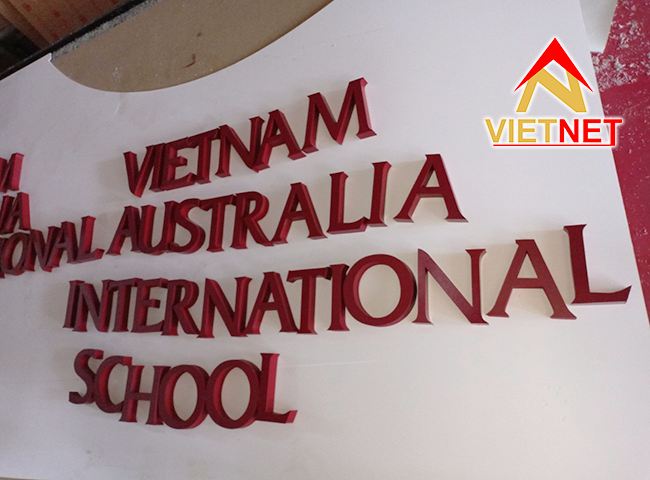 Mẫu gia công chữ inox và logo sơn đỏ trường Việt Úc
