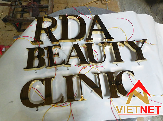 Bảng hiệu chữ nổi inox vàng sáng chân Mr. Dams Beauty Clinic