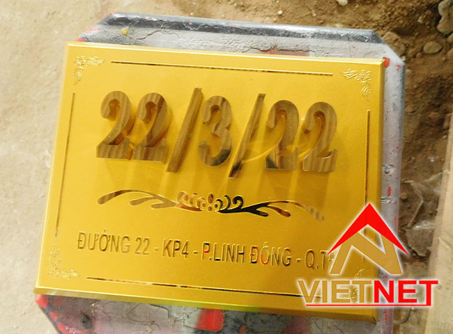 Bảng số nhà inox vàng gương ăn mòn cho địa chỉ tại Linh Đông Thủ Đức