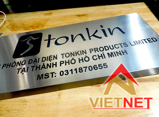 Bảng tên công ty Tonkin inox ăn mòn