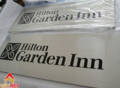 Bảng hiệu ăn mòn kim loại Hilton Garden Inn