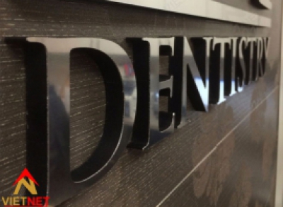 Gia công chữ inox đen và logo nha khoa PVI Dentistry