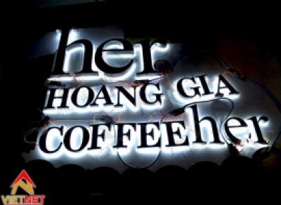 Gia công chữ inox trắng sáng chân bảng hiệu quán cafe Her Hoang Gia Coffee