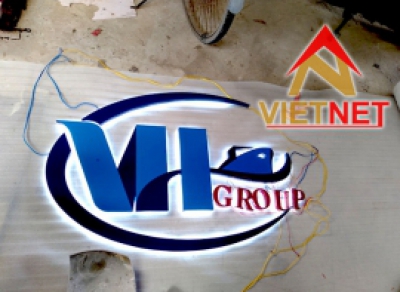 Logo inox sơn hấp nhiệt hắt sáng chân VH Group