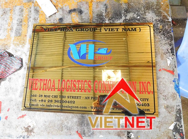 Bảng inox vàng gương ăn mòn cho công ty Viet Hoa Group