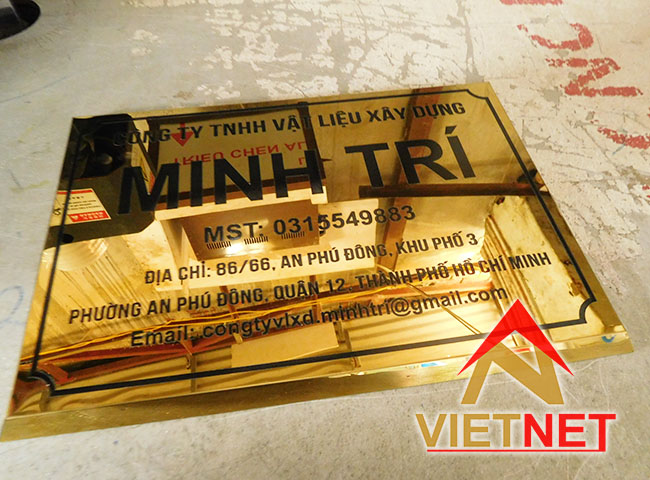 Làm bảng tên inox ăn mòn công ty VLXD Minh Trí