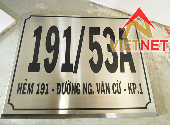 Mẫu bảng số nhà inox ăn mòn sơn đen đường Nguyễn Văn Cừ